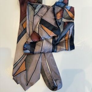 Silk tie with Matching handkerchief in floral pattern.